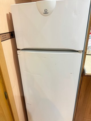 Nevera Indesit blanca
