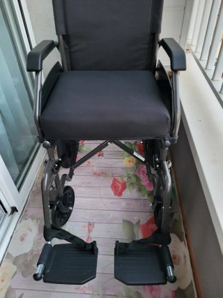 Silla de ruedas plegable Prim ,Nueva.