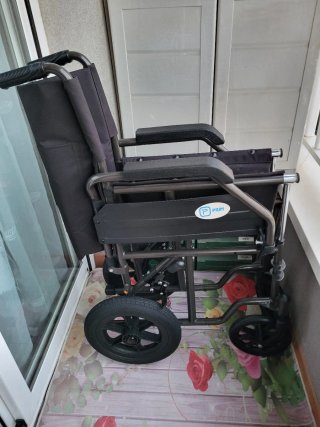 Silla de ruedas plegable Prim ,Nueva.