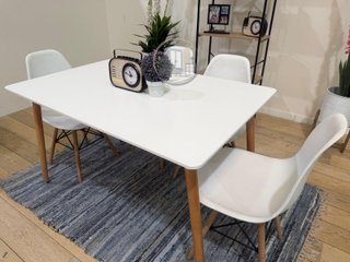 Mesa con 4 sillas nuevas de fábrica