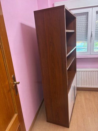 Estantería de madera con armario