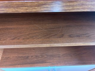 Estantería de madera con armario