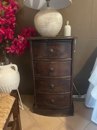 Mesita de noche de madera oscura maciza.