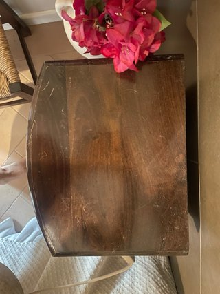 Mesita de noche de madera oscura maciza.