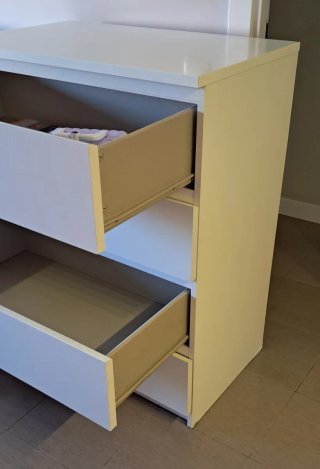 Cómoda 4 cajones blanca sin patas ni ruedas.