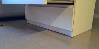 Cómoda 4 cajones blanca sin patas ni ruedas.