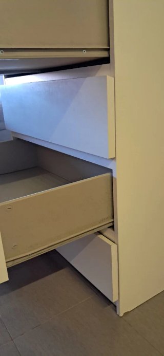 Cómoda 4 cajones blanca sin patas ni ruedas.