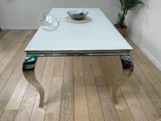 MESA DE COMEDOR DE CRISTAL Y PATAS CROMADAS