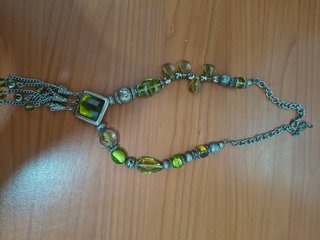 Colgante con piedras verdes y plateado