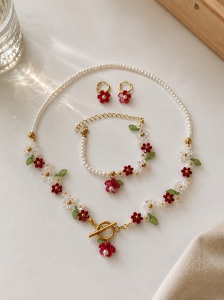 Conjunto joyería flor roja y perlas