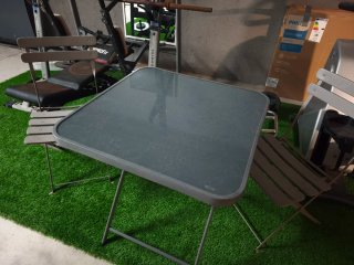 Mesa cristal y 2 sillas metal