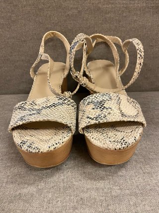 Sandalias cuña estampado serpiente