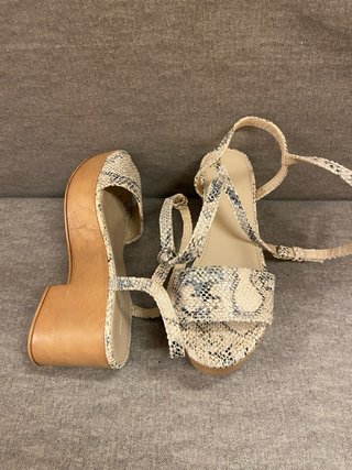 Sandalias cuña estampado serpiente