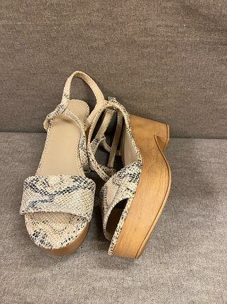 Sandalias cuña estampado serpiente