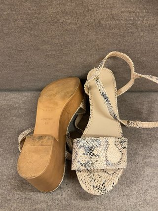 Sandalias cuña estampado serpiente
