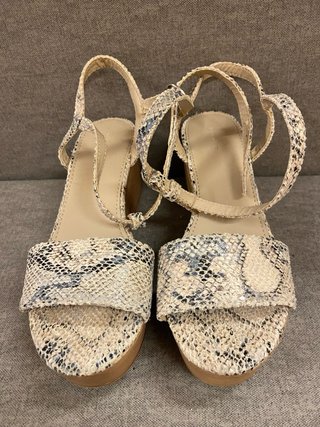 Sandalias cuña estampado serpiente