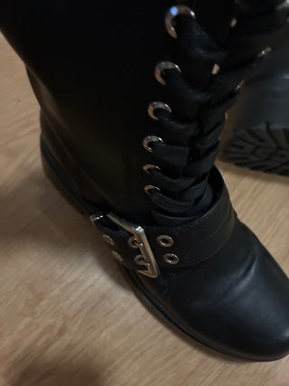 Botas negras con cremallera y hebilla mustang