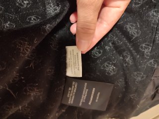 Chaqueta acolchada Guess negra con capucha