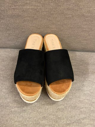 Sandalias cuña yute Tina's negras y beige