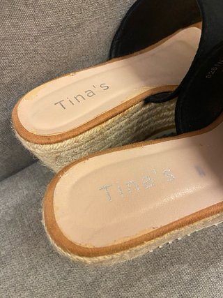 Sandalias cuña yute Tina's negras y beige