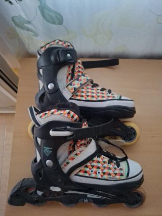 Patines en línea con diseño geométrico.