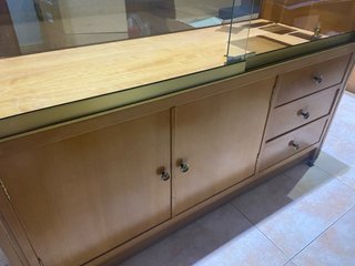 Mostrador madera y cristal expositor
