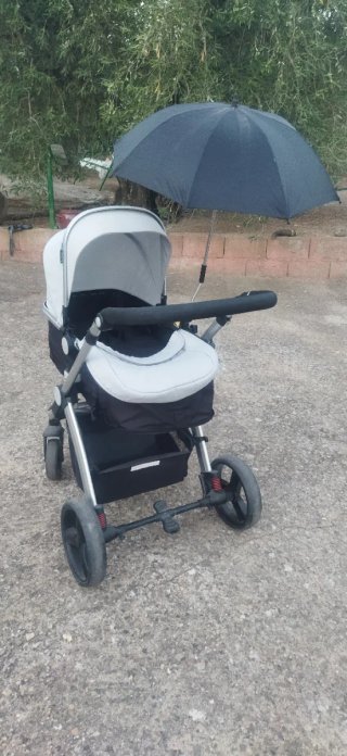 Carrito de bebé negro y gris