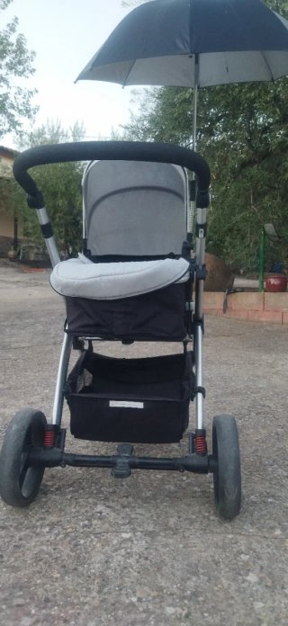 Carrito de bebé negro y gris