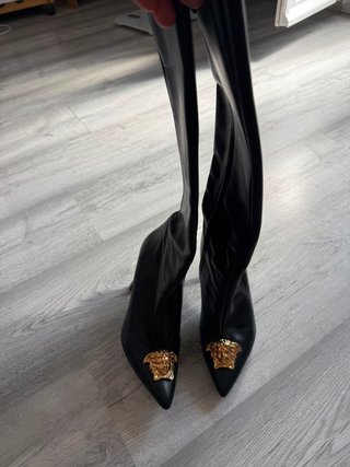 Botas altas Versace negras con detalle dorado