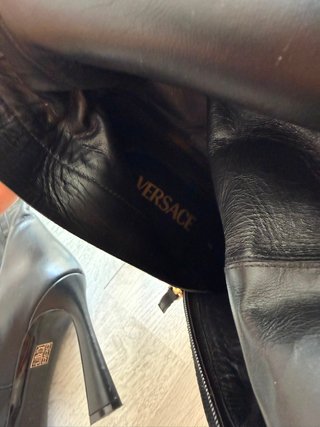 Botas altas Versace negras con detalle dorado