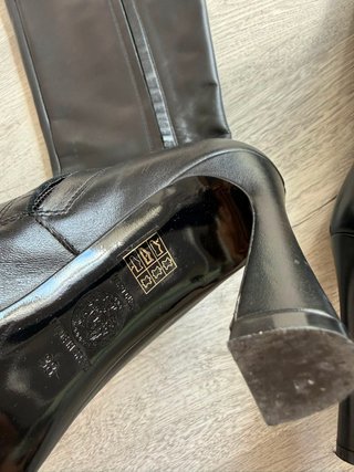 Botas altas Versace negras con detalle dorado