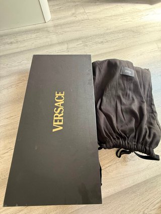 Botas altas Versace negras con detalle dorado