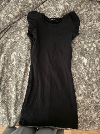 Vestido negro Zara con volantes