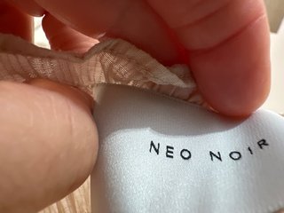 Vestido de verano beige. Sin sombrero