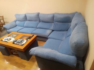 Sofá grande azul de tela