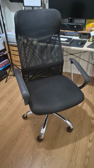 Silla de oficina ergonómica negra