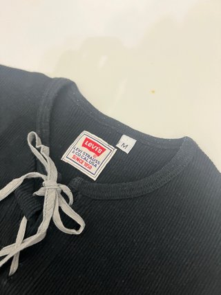 T-shirt Levi's nera con laccetti taglia M
