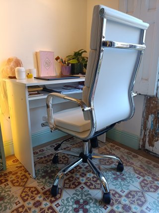 Silla de oficina blanca reclinable como nueva