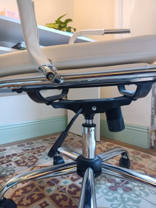 Silla de oficina blanca reclinable como nueva