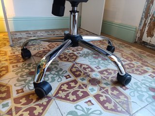 Silla de oficina blanca reclinable como nueva