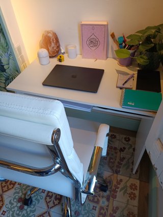 Silla de oficina blanca reclinable como nueva