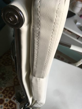 Silla de oficina blanca reclinable como nueva