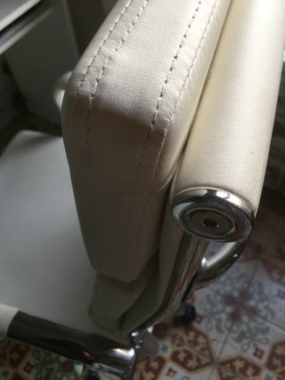 Silla de oficina blanca reclinable como nueva