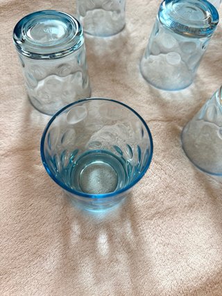 Set 7 bicchieri azzurri con texture a bolle/pois