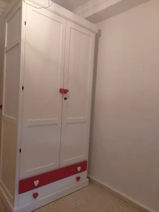 Armario infantil blanco y rojo