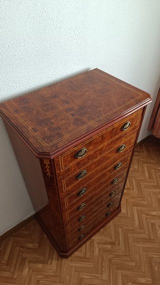 Cómoda de madera con 7 cajones