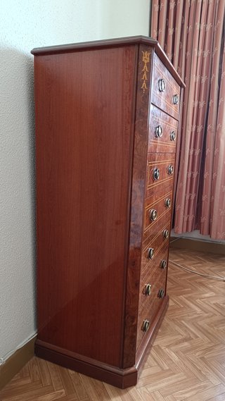 Cómoda de madera con 7 cajones