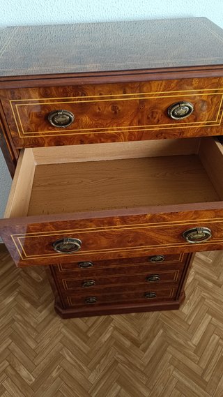 Cómoda de madera con 7 cajones
