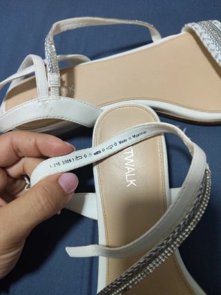 Sandalias blancas con adornos plateados