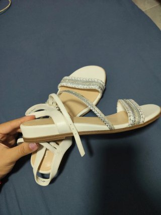 Sandalias blancas con adornos plateados